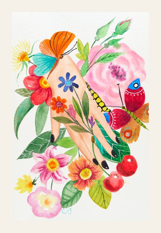 Zarte botanische Komposition aus farbigen Blüten, Blättern und Schmetterlingen.