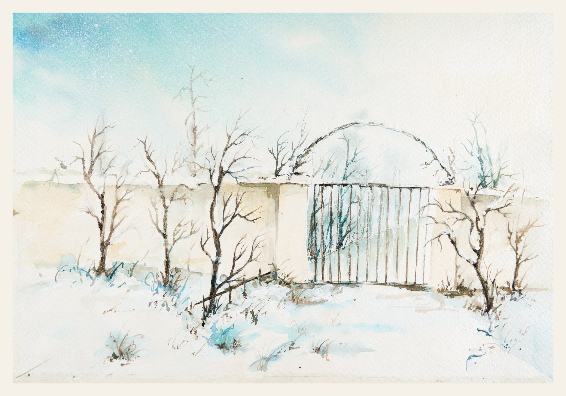 Winterlicher Garten mit kahlen Bäumen, Mauer und horizontalem Metallzaun in zarten Blau-, Beige- und Grautönen.